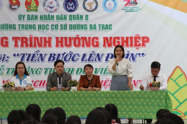 Cô Phạm Thị Hoa - Phó Trưởng phòng Đào tạo trường TCN Hùng Vương phát biểu tại Ngày hội Hướng nghiệp 2024