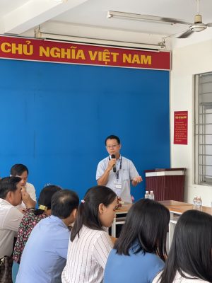 Thầy Nguyễn Ngọc Hạnh – Phó Hiệu trưởng Phụ trách trường TCN Kỹ thuật Công nghệ Hùng Vương trao đổi tại hội thảo